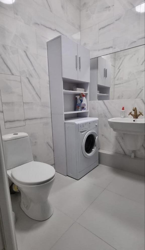 Апартаменти Поруч З М. Палац Україна Kiev Exterior foto